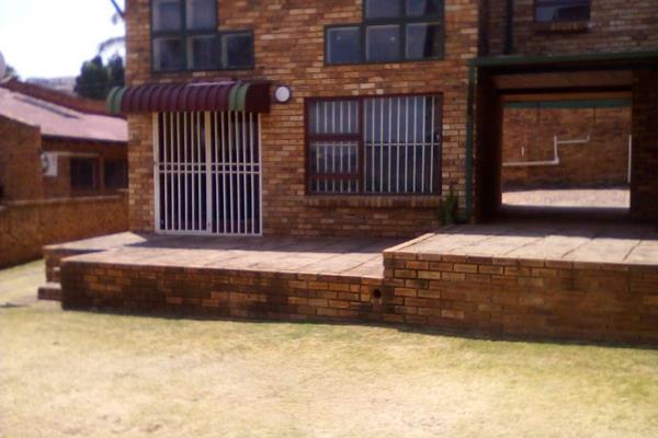 Spacious cottage for lease in Bassonia, Johannesburg.
2 bedrooms, 1 bathroom
Open plan lounge, dining room and kitchen.
Communal Garden ...