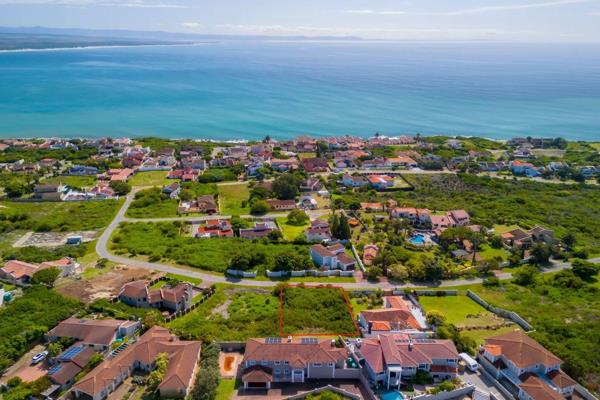 Located in Santareme, St. Francis Bay - this piece of land is slightly elevated and sloped, providing you with the opportunity to build ...