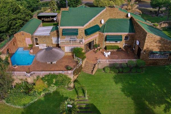 View game from your bed whilst having your morning coffee
*Face brick home consisting of +- 350m&#178;
* Entrance hall with staircase ...