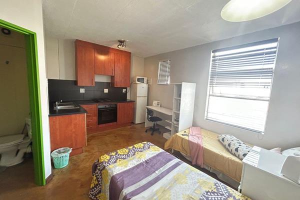 Bachelor flat share! Available for only R 2000 per month, per bed.

There is already a female tenant in the flat. So please not that ...