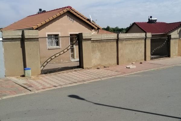 2 Bedroom House For Sale In Olievenhoutbosch
Beautiful two-bedroom property located in a secure boom gated area is up for grab with a ...