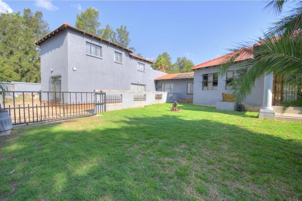 Fantastic investment opportunity! 4 dwelling commune comprising...
Main house- 3 bedrooms, full bathroom, enormous modern fitted ...