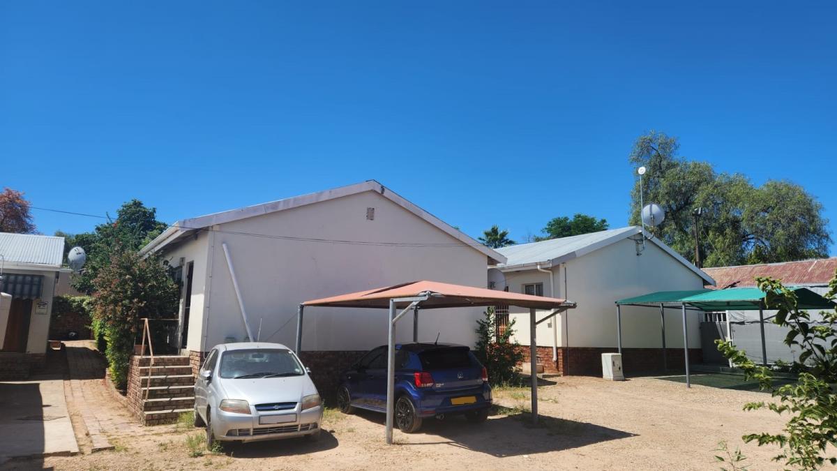 2 Bedroom House for sale in Oudtshoorn North P24113613369