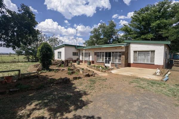 3.4ha Kleinhoewe met baie potensiaal in Potchefstroom te koop. 
Jy kan deeltyds boer op kleinskaal en nogsteeds werk in die dorp. Die ...