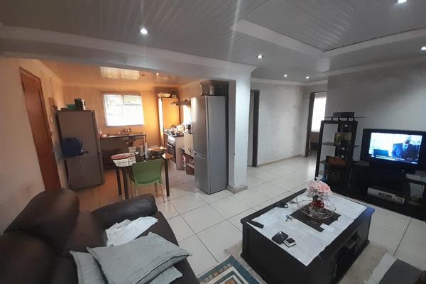 A 2 bedroom House on a spacious stand in Stellenbosch for sale at R460 000 negotiable
2 bedroom
Lounge
Kitchen semi ...