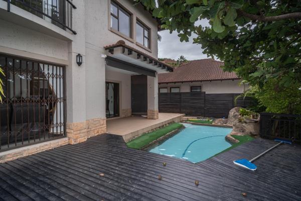 This spacious 264m2 townhouse is in the gated Estate of The Gardens.
You enter through ...