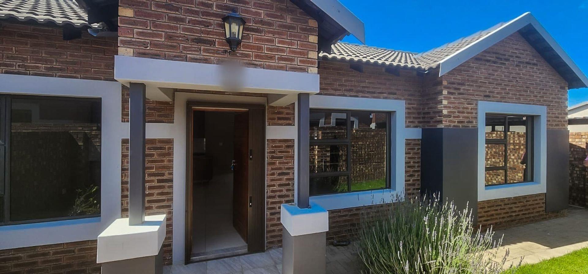 2 Bedroom Townhouse for sale in Heuwelsig P24113624663