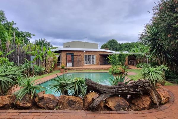 Hey there! Are you ready to discover an enchanting smallholding in the heart of Bredell? Just a stone&#39;s throw from the convenience ...