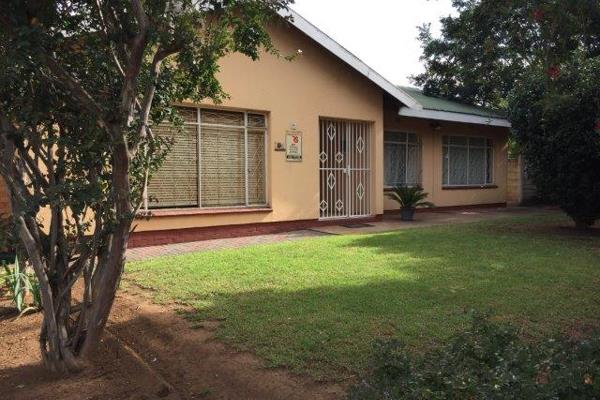 Mint Air Conditioned House to rent in SE1 Vanderbijlpark. Close to The Palms, Barrage road (R42) and schools. House consists of Three ...