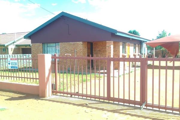 Three-bedroom house to rent in Kuruman Mothibistad, Bedrooms have built in closets, Kitchen with built in cupboards, Lounge remote ...