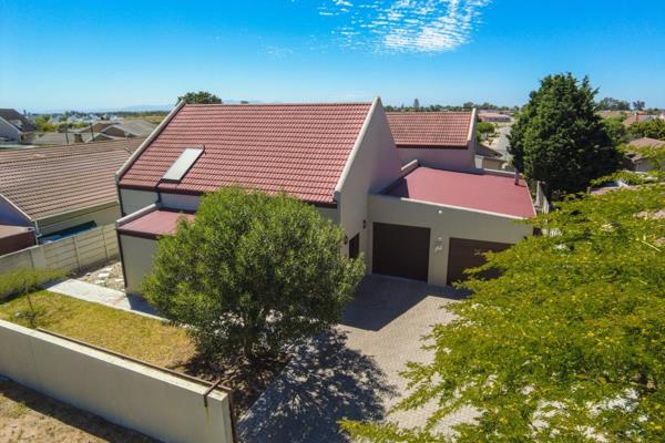 Presenting a 4-bedroom house for rent, 200m from Rooibaai in Velddrif.  Each bedroom has ...