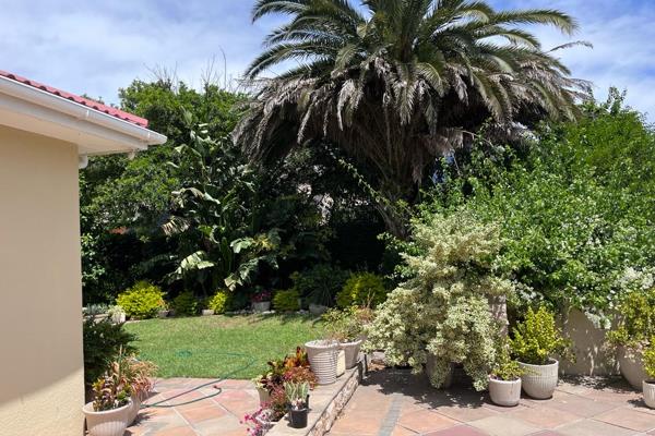 Ideal secure family home in central Rondebosch, great for entertaining.
- Close to many school such as Rondebosch, Bishops and ...