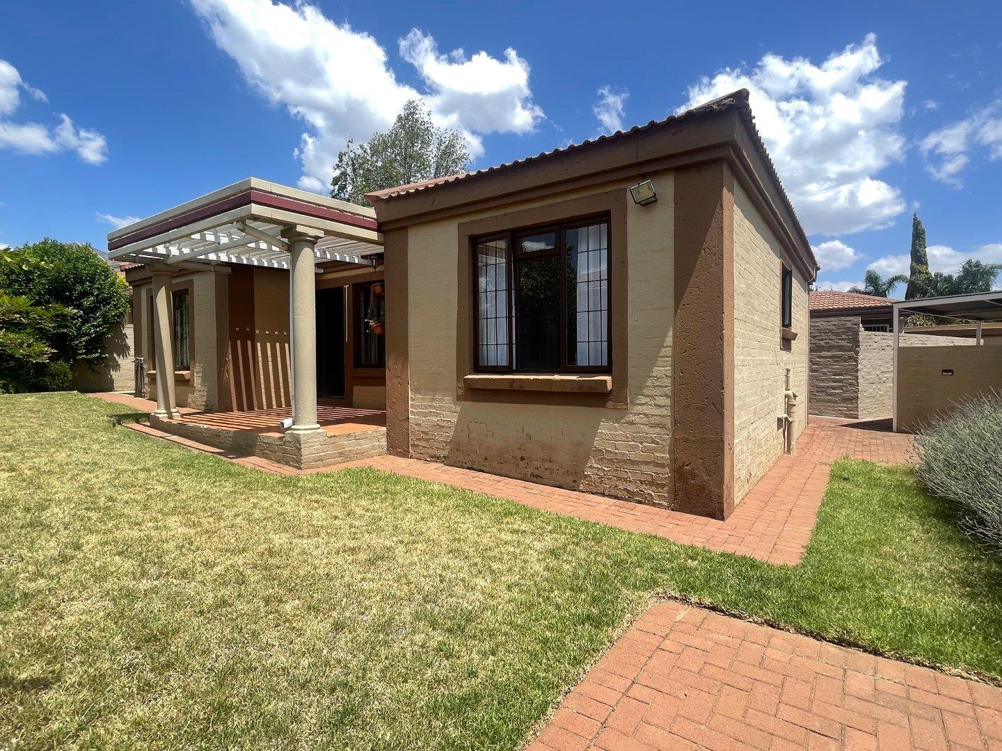 3 Bedroom Townhouse for sale in Langenhovenpark P24113660864