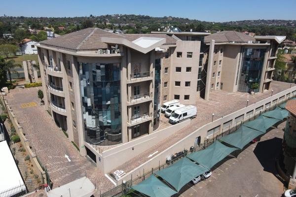 This 176 sqm office space in Bruma offers a well-sized and conveniently located ...