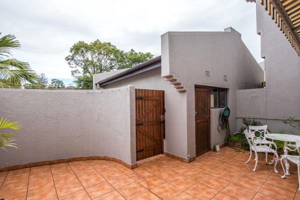 This gorgeous modern 3 bedroom  with 2,5 bathroom townhouse tucked in the heart of Pinelands. This lovely unit is absolutely ready to ...