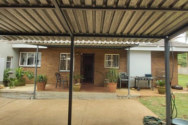 This property in Cullinan on a corner stand is up for rental

A 3 bedroom house with 1 bathroom, singel garage and ...