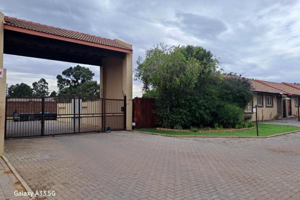 2 Bedroom townhouse for sale in Rand Colliers ground floor unit with own garden.  Open plan kitchen lounge and dining area. Patio.
One ...