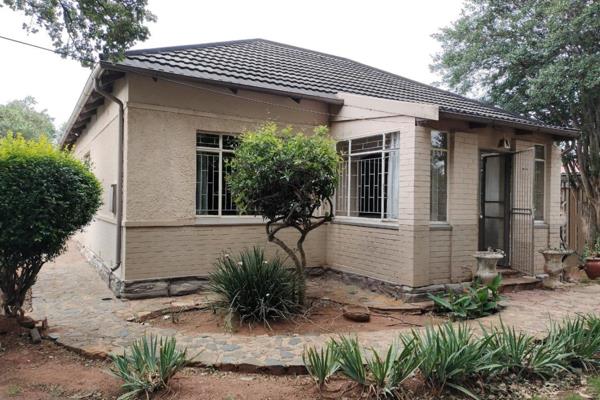 This 3 bedroom, 2 bathroom home in Brakpan Central is beautiful and well-maintained. The bedrooms are spacious and have built-in ...