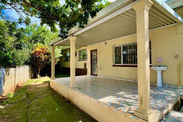 HENDRA ESTATES presents this incredible property opportunity! 

The main house boasts 3 spacious bedrooms, 4.5 bathrooms, a large ...