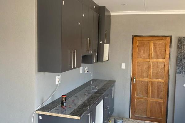 You can choose from  2 or 3 beds , 2 or 3 bathroom,single or double garage, Lounge, Kitchen 

Dwelling Size 50 s/m =R869k
Dwelling ...