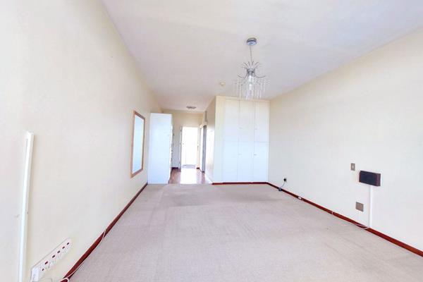 A lovely bachelor apartment situated in the well managed, 24 hour security complex of ...