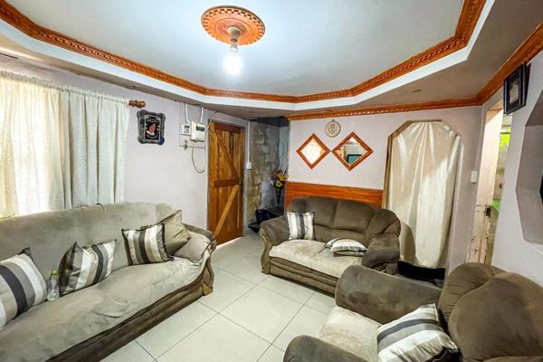 This maisonette family home consists of 3 nice sized bedrooms that has wooden floors perfect for winter days. Kitchen and lounge fitted ...