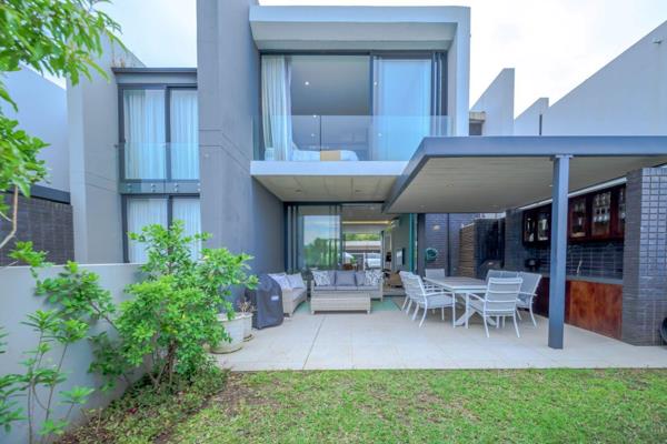 Stunning modern 3 bedroom, 3 bathroom townhouse in Parc of Goldcoast Estate.  Lovely family home with modern kitchen, large open plan ...