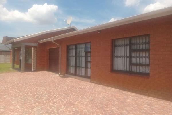 Three properties on one stand. 

Two properties rented out generating an income of R12 000 per month.
These properties offer:
Each with ...