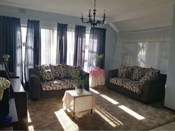 5 Bedroom House for Sale in Grassy Park