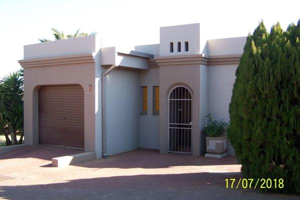 2 Bedroom townhouse for sale in Langenhoven Park, Bloemfontein. 

2 Bedrooms, 1 full bathroom, modern kitchen with a built in stove and ...