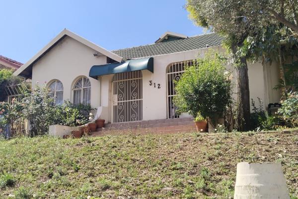 4 Bed and 2 Bathrooms 
Separate 2 Bed 1 Bath Outbuilding
Neat Yard n Spacious Living Areas
Safe n Secure 
Ready to Move In

