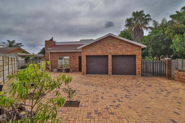SOLE MANDATE - Welcome to your dream OFF THE GRID sanctuary in the peaceful cul-de-sac of just off Oakglen in Bellair, Bellville. This home is a harmonious blend of modern convenience, security, and eco-friendly living, nestled ...