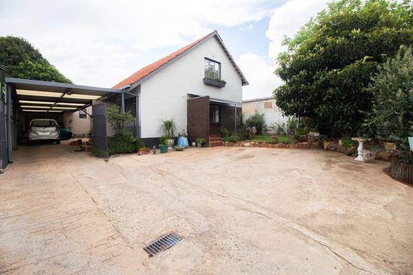 A unique property in a quiet area of sophiatown!!!!!!!!!!!!
Property has two homes on a 496 m2 stand and is ideally suited for a large ...