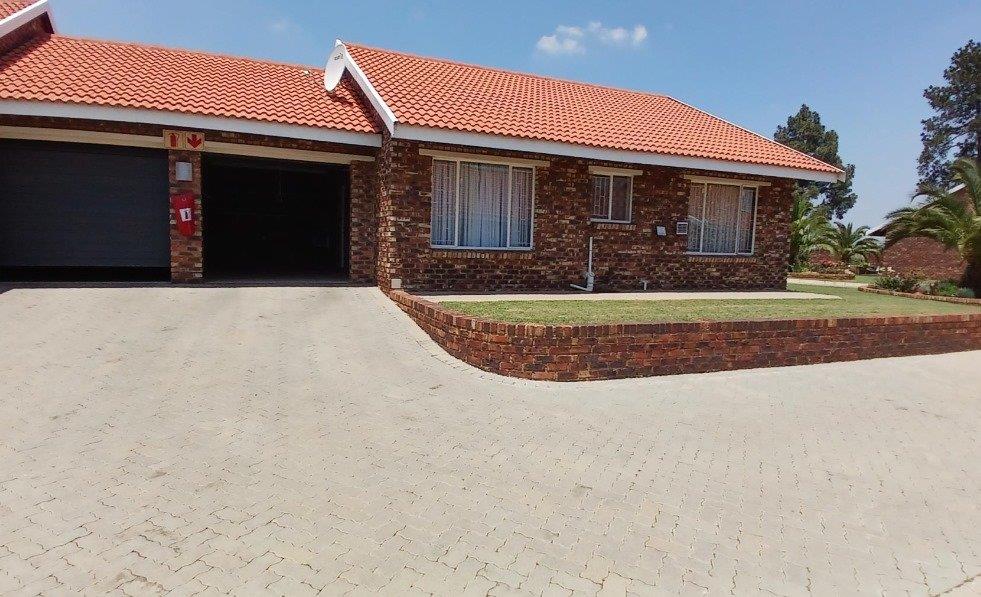 2 Bedroom Townhouse for sale in Riversdale - P24-113675659