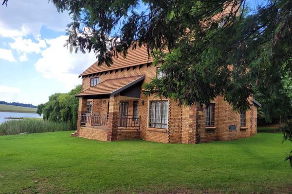 Fully furnished and equiped,  no transfer fees. Only 25 properties on this outstanding fly fishing paradise. 26 km from Dullstroom, on ...