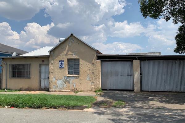 Fixer-Upper Alert! 4 bedrooms, 1 bathroom, kitchen, courtyard, and 4 parking spaces in Vrededorp, JHB. Needs some TLC but loads of ...