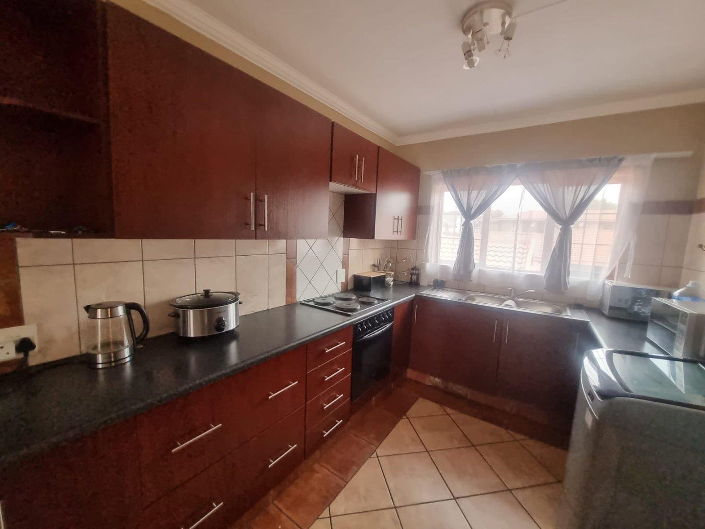 2 Bedroom Townhouse for sale in Middelburg Central - P24-113691457