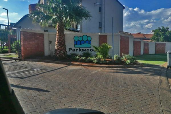 Come and View this ground floor apartment situated in a well kept, safe and secure complex in Pretoria North.

This apartment has 2 ...