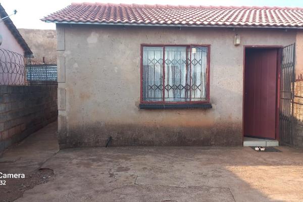 This property offers two bedrooms, Dining area, Kitchen, bathroom and security wall.

The property is situated at Soshanguve Block XX ...