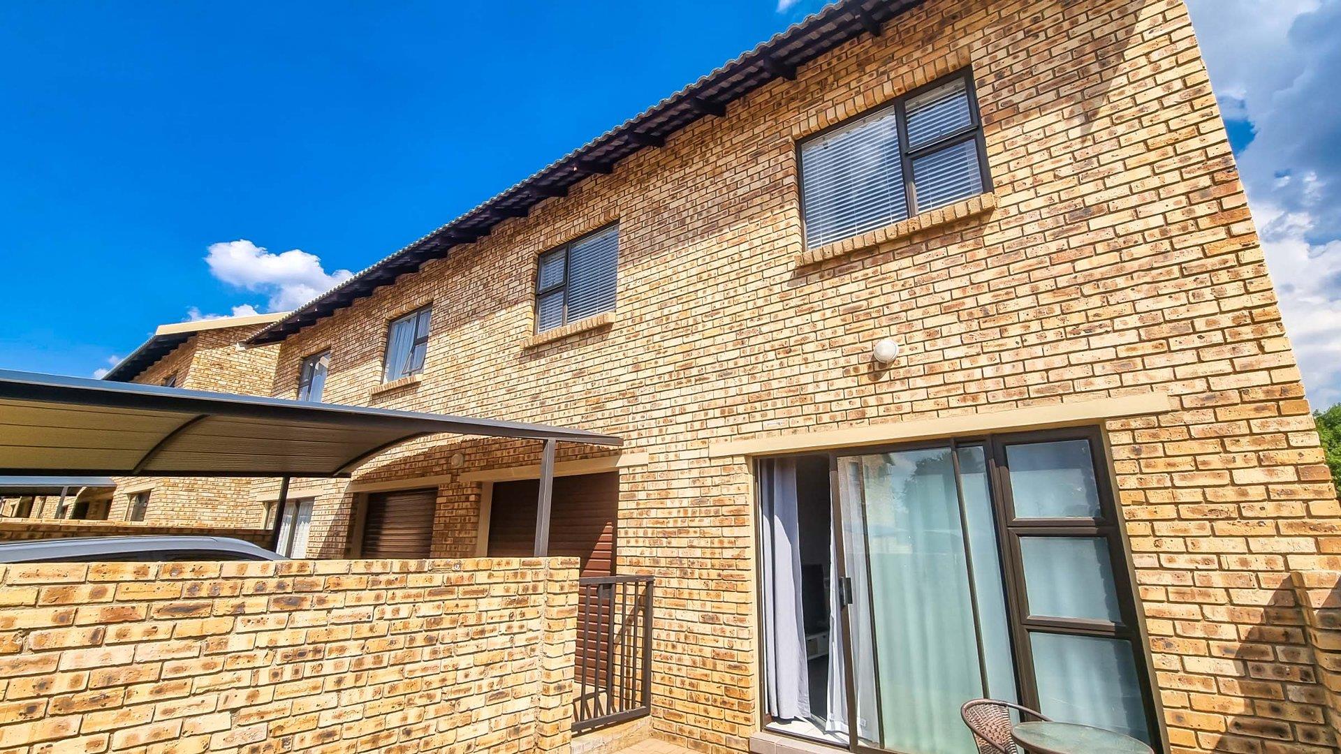 3 Bedroom Townhouse for sale in Goedeburg P24113695577