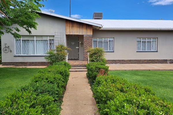 Pragtige 3 slaapkamer huis te koop in Hopetown.

Die huis beskik oor 3 slaapkamers met ingeboude kaste.  Die hoofslaapkamer beskik oor ...