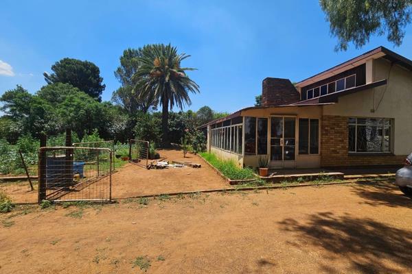 3 bedrooms
Bathroom
Lounge 
Diningroom
Kitchen with seperate scullery

Potential for flat outside 
Carport
Plus chicken ...