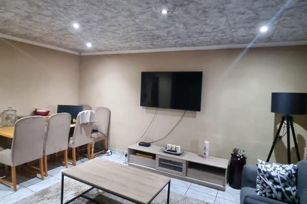 3 Bedroom house for sale in Westbury offering:
A spacious lounge with a dining area.
Functional kitchen.
A full bathroom.
Tiled floors ...