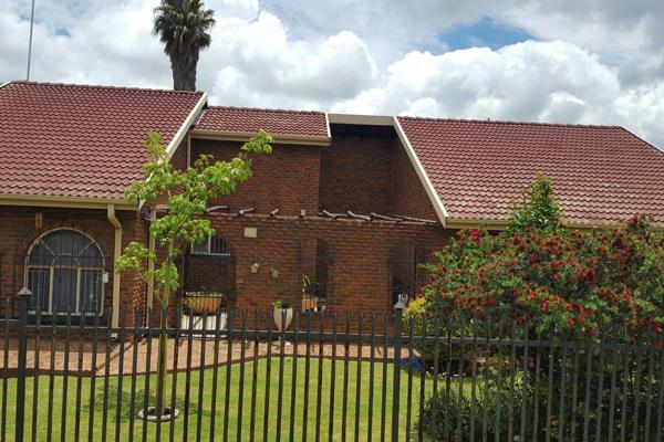 This amazing property on a corner stand is situated only 30 km east from Pretoria in the ...