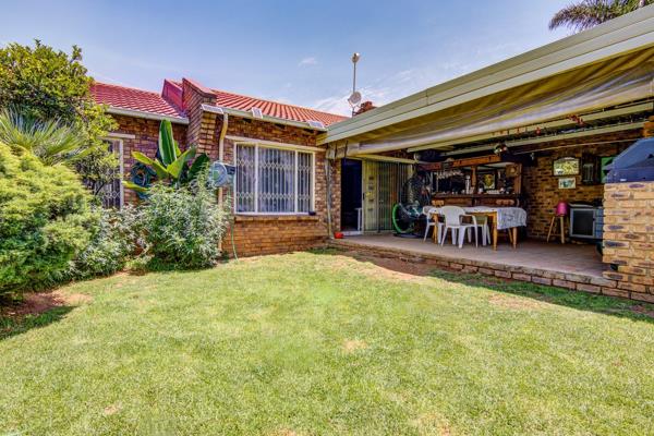 This Townhouse is in a quiet street in Glen Marais, between private and public ...