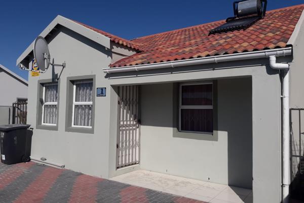 This lovely family home has the following to offer 
3 bedrooms
1 full bathroom
Open ...