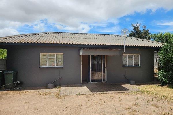 Bachelors flats to rent next to one another. R4950 per flat!! 

Price per bachelors flat

it has one open plan bedroom/lounge/ ...