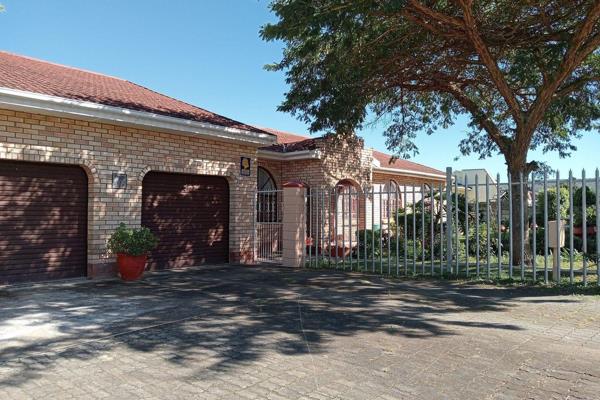 This love family home consists of:
Lovely entrance - tiled
Formal Lounge - tiled
Tv Room - tiled
Dining Room - Tiled
Large Kitchen with ...