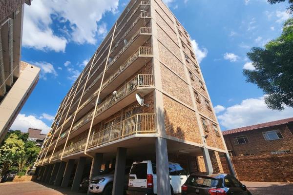 Quick Investment 
Bachelor flat, kitchen, bathroom plus one room/ lounge with a built in cupboard and a balcony, facing north.
Walking ...