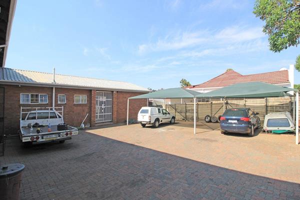 Suggested Opening Bid: R1 400 000

Introducing a prime commercial property for sale, offering 892 square meters of versatile space ...